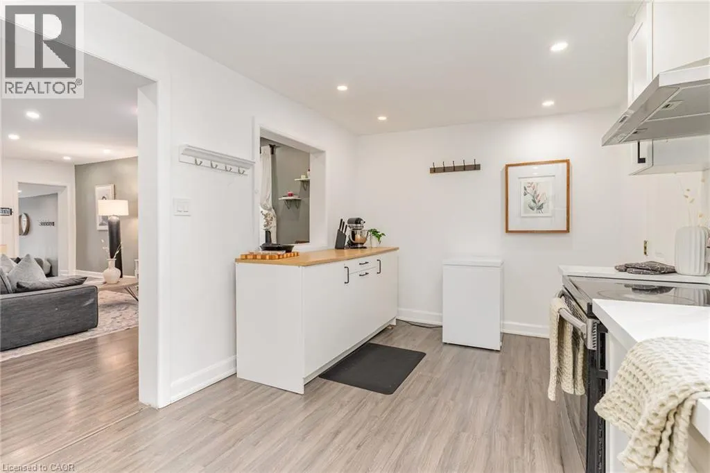 4 ROBINS Avenue