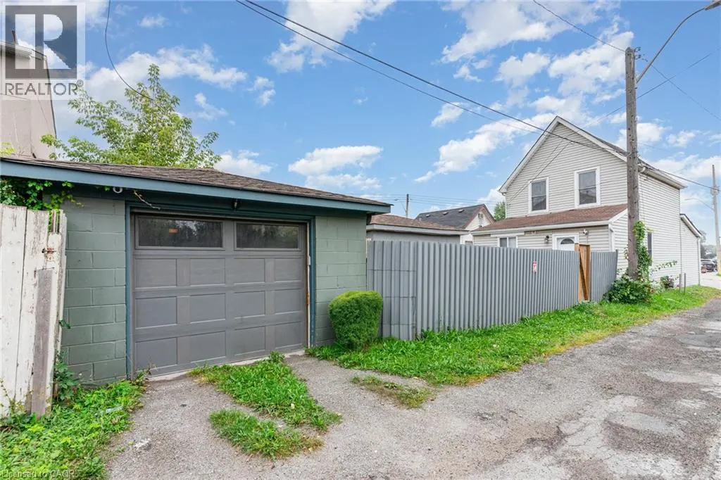 4 ROBINS Avenue