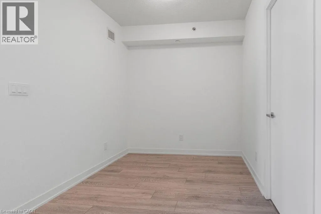 3200 DAKOTA Common Unit# B906, #B906