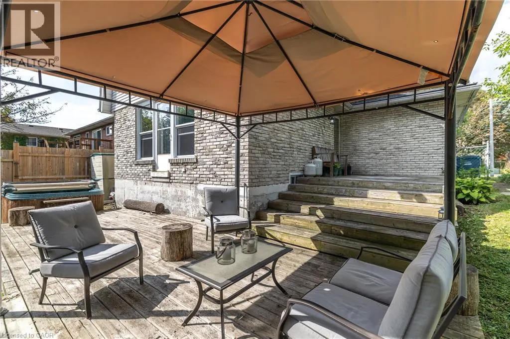 34 WOODRIDGE Drive