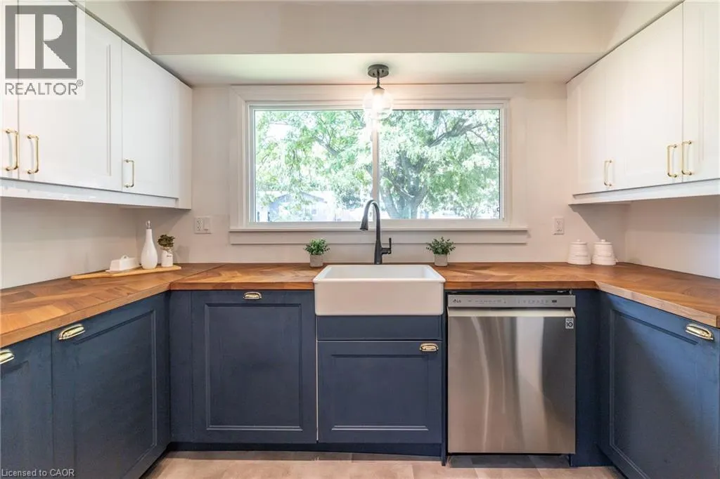 34 WOODRIDGE Drive