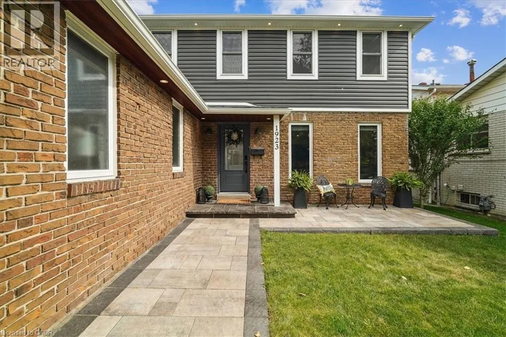 1923 STEEPBANK Crescent