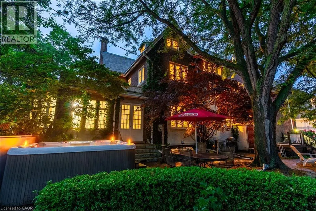 122 DUFFERIN Avenue