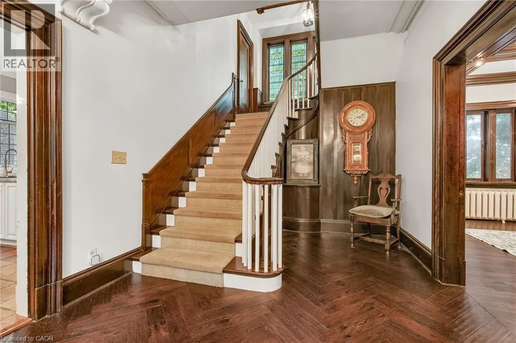 122 DUFFERIN Avenue