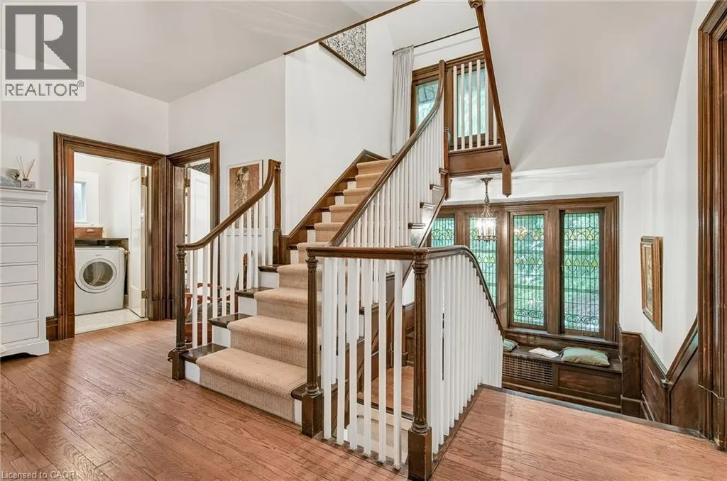 122 DUFFERIN Avenue