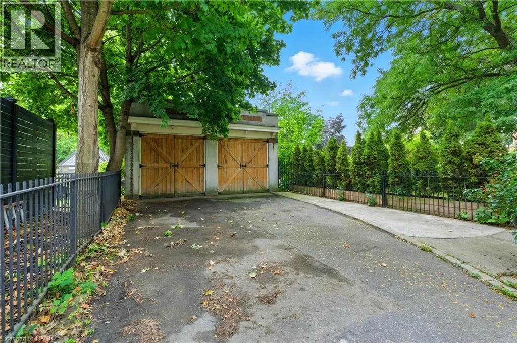 122 DUFFERIN Avenue