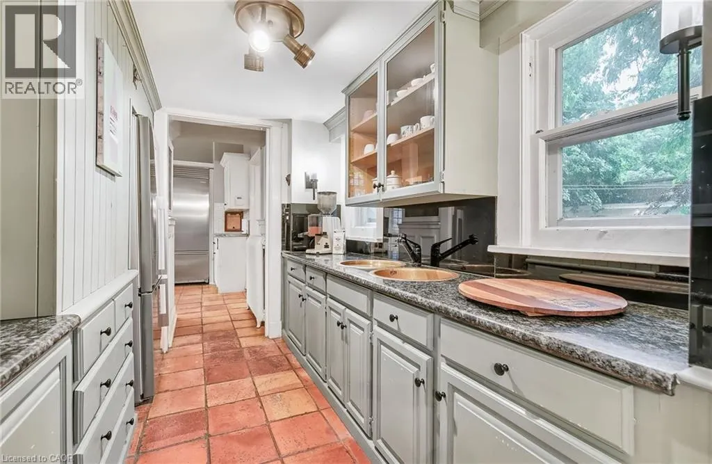 122 DUFFERIN Avenue