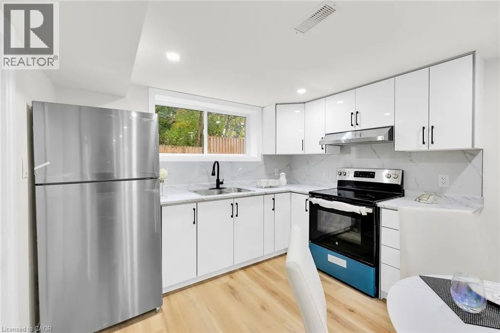 121 APPLEFORD Road