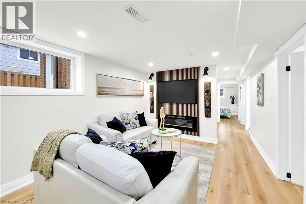 121 APPLEFORD Road