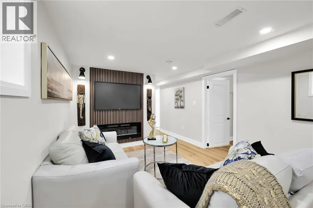 121 APPLEFORD Road
