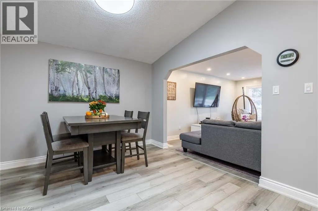 5 TWINOAKS Crescent
