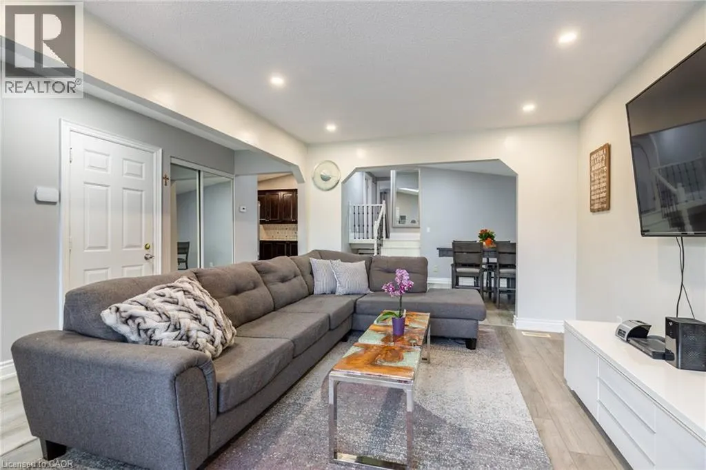 5 TWINOAKS Crescent