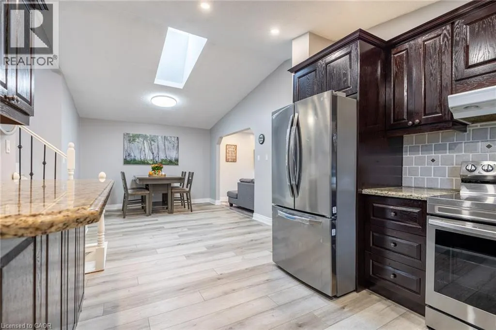 5 TWINOAKS Crescent