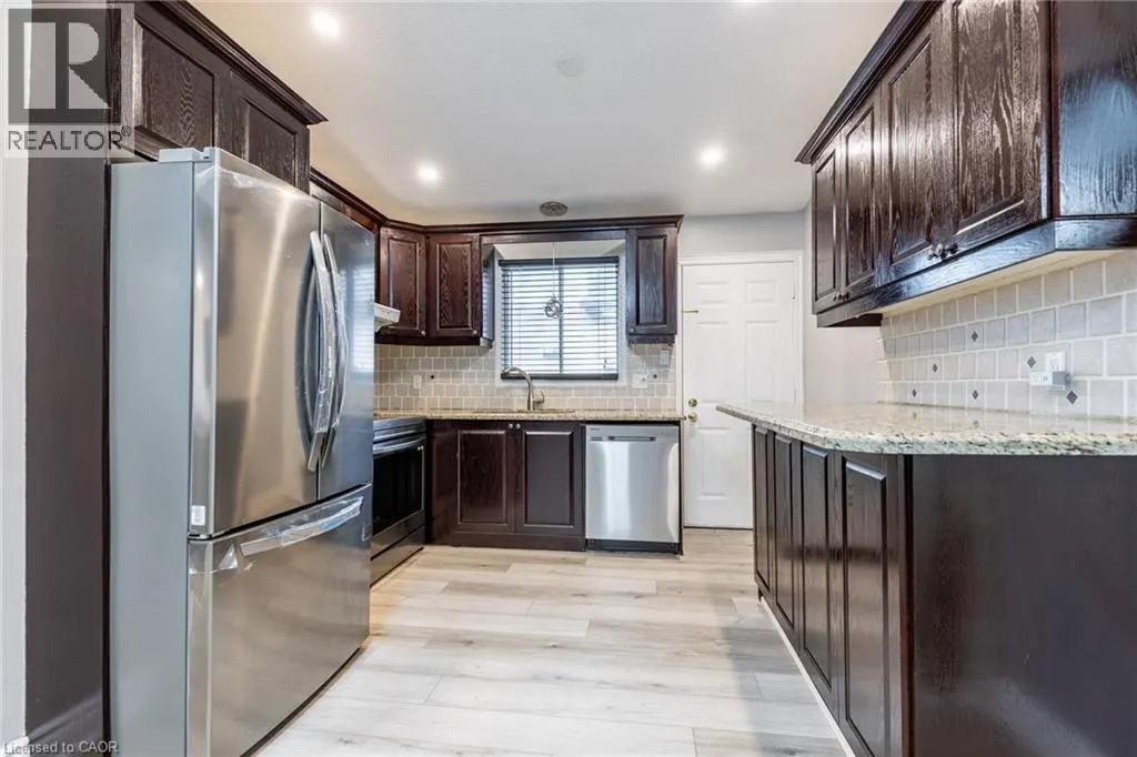5 TWINOAKS Crescent