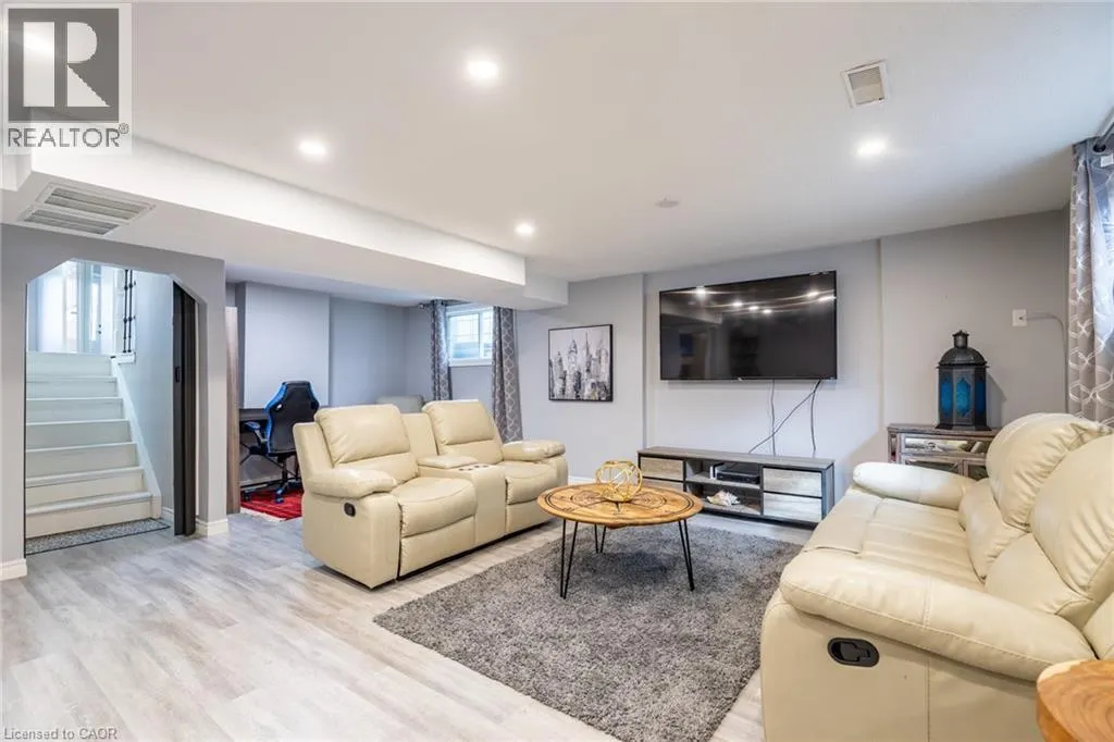 5 TWINOAKS Crescent