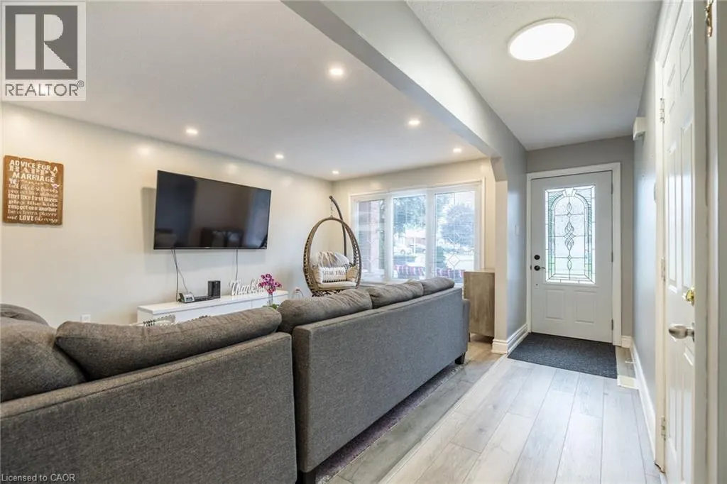 5 TWINOAKS Crescent