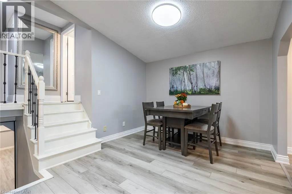 5 TWINOAKS Crescent