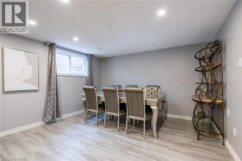 5 TWINOAKS Crescent