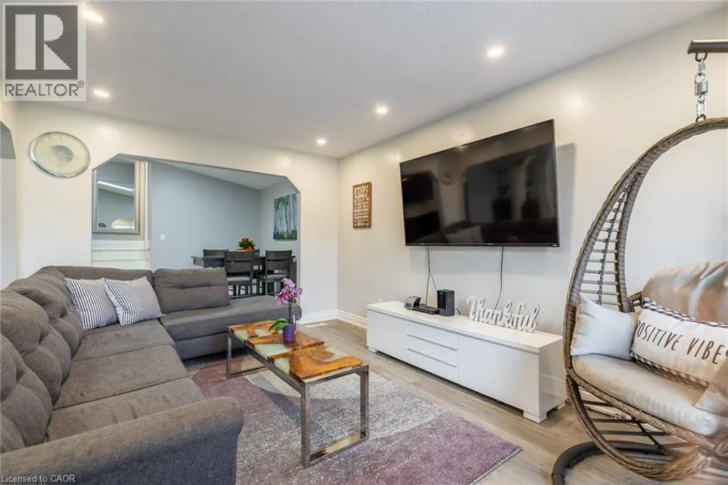 5 TWINOAKS Crescent