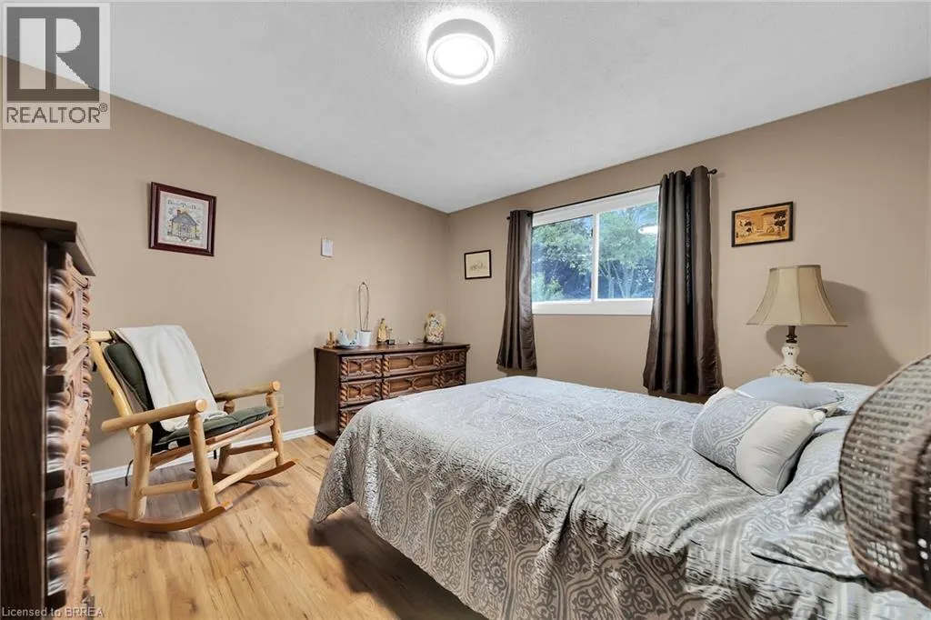 8 MAPLE Crescent