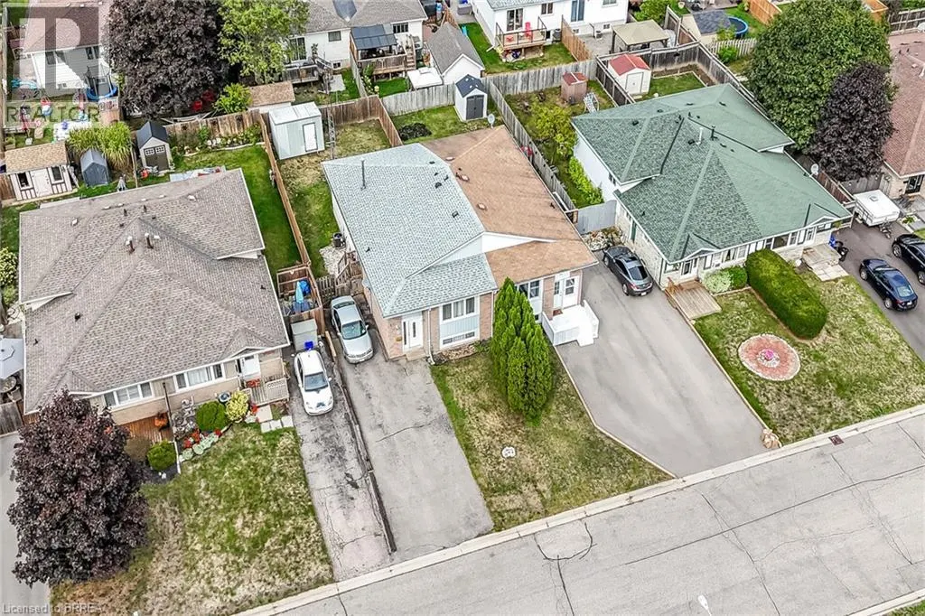 8 MAPLE Crescent