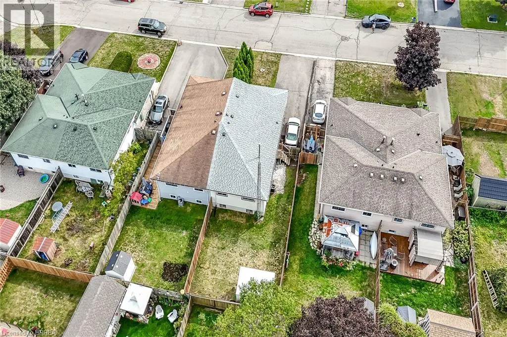 8 MAPLE Crescent