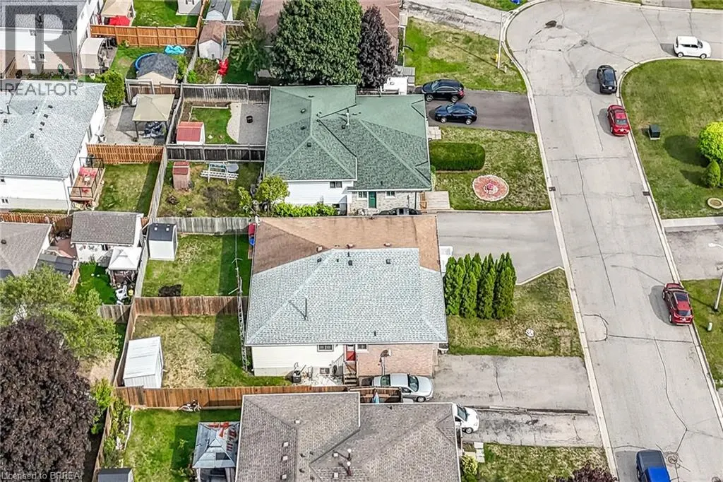 8 MAPLE Crescent
