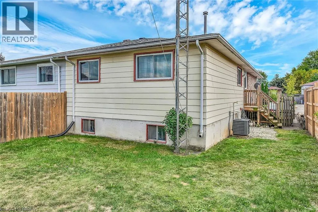 8 MAPLE Crescent