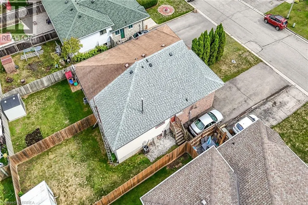 8 MAPLE Crescent