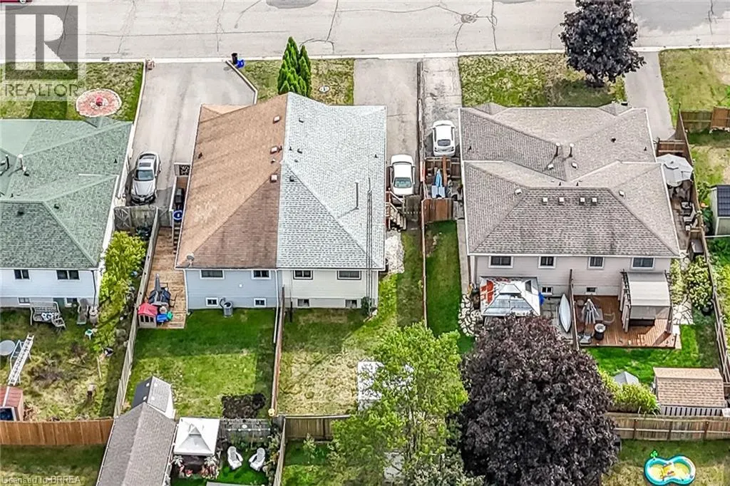 8 MAPLE Crescent