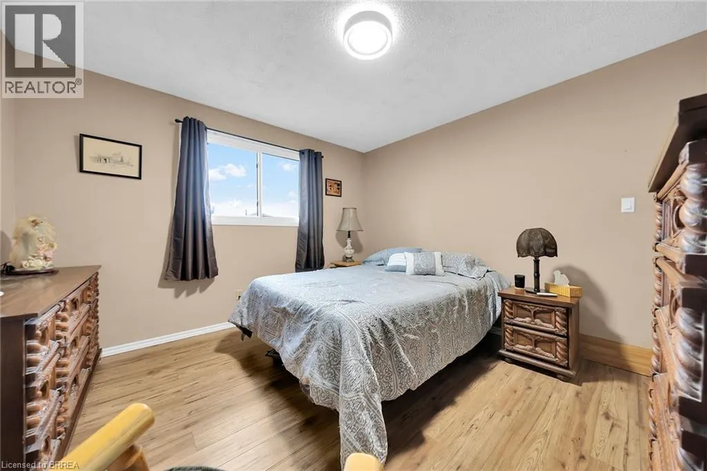 8 MAPLE Crescent