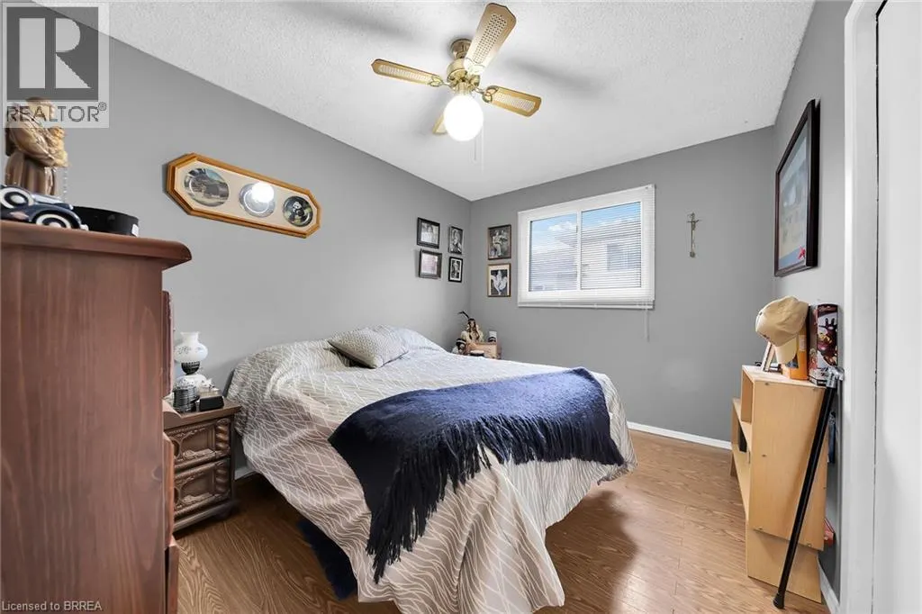 8 MAPLE Crescent