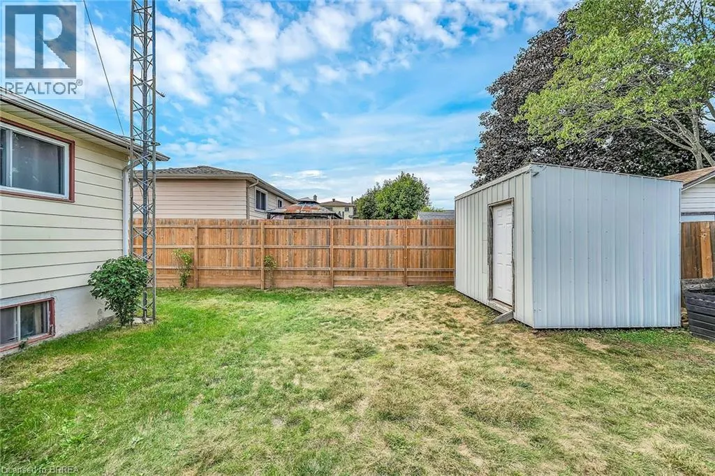 8 MAPLE Crescent