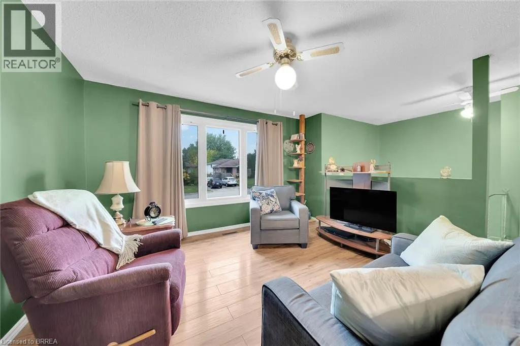 8 MAPLE Crescent
