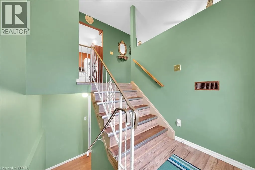 8 MAPLE Crescent