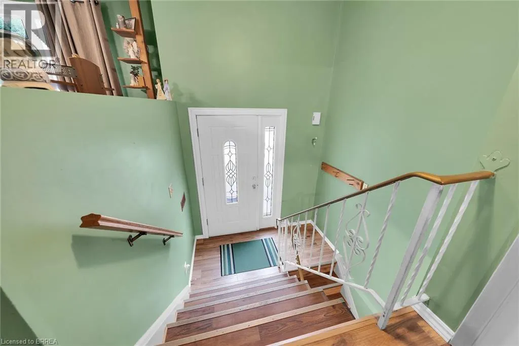 8 MAPLE Crescent