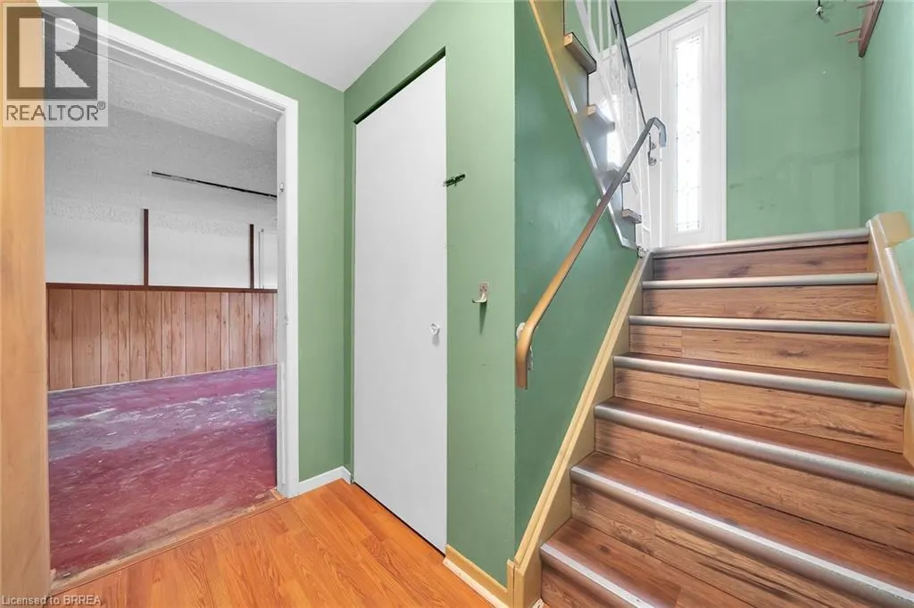 8 MAPLE Crescent