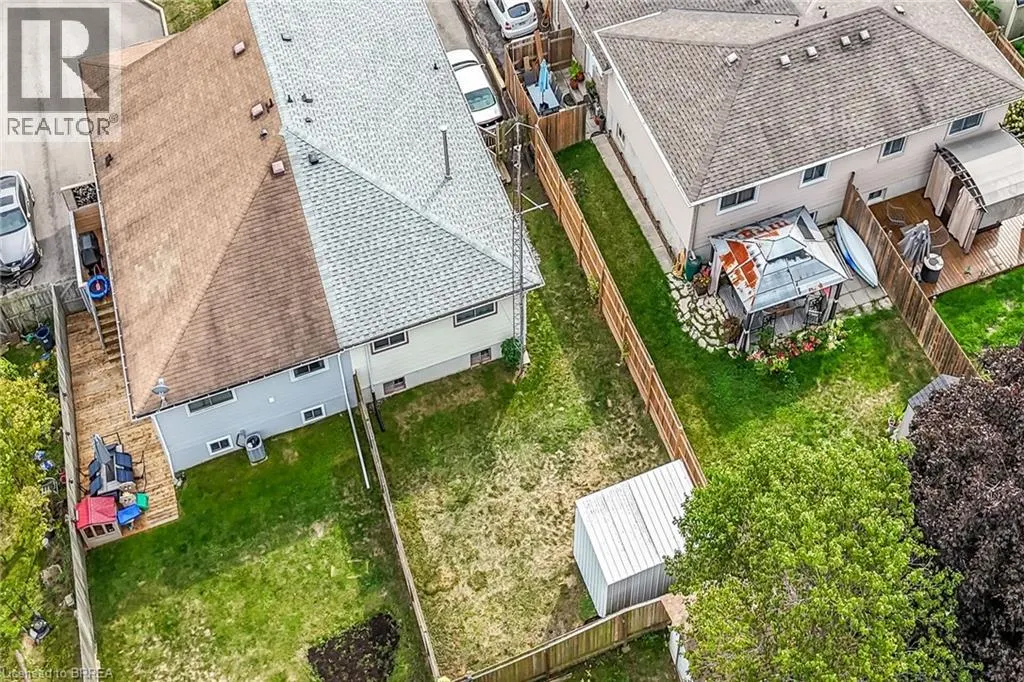 8 MAPLE Crescent