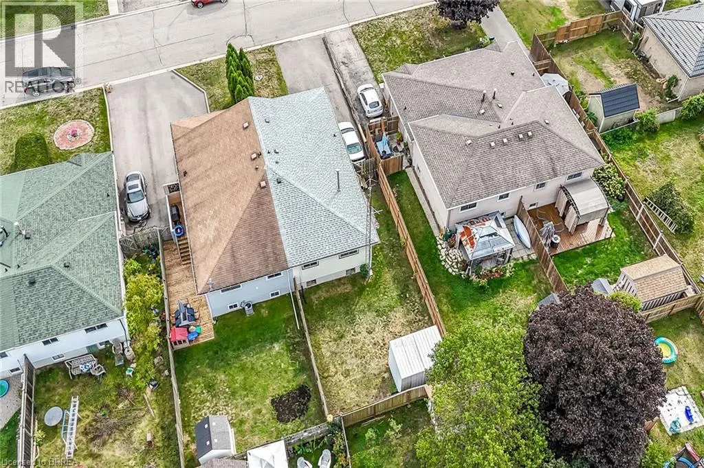 8 MAPLE Crescent