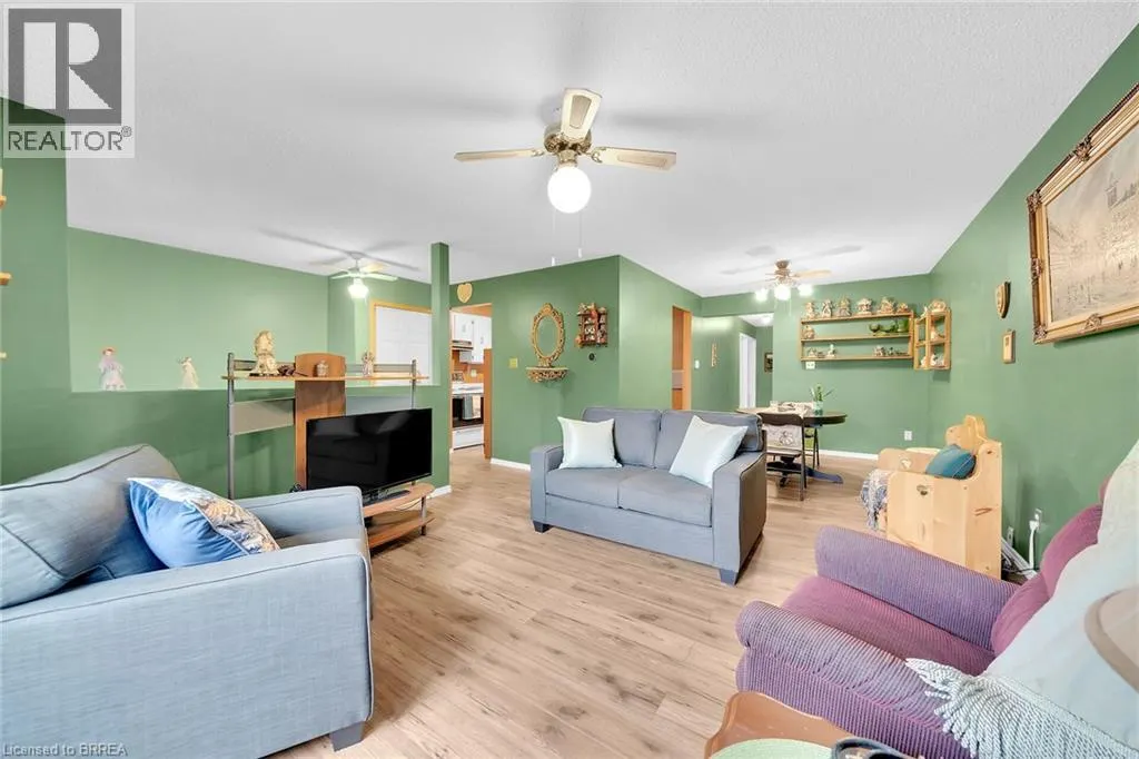 8 MAPLE Crescent
