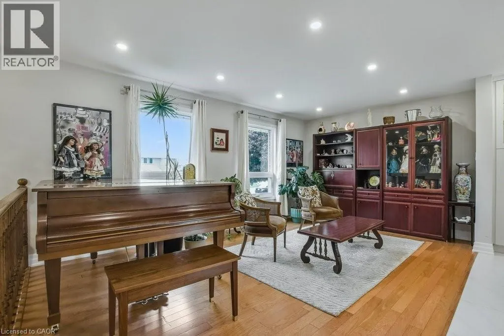 54 LESLIE Avenue