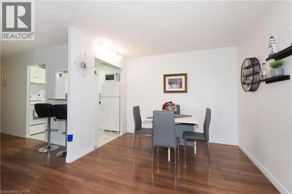 6 WALTON Avenue Unit# 206, #206