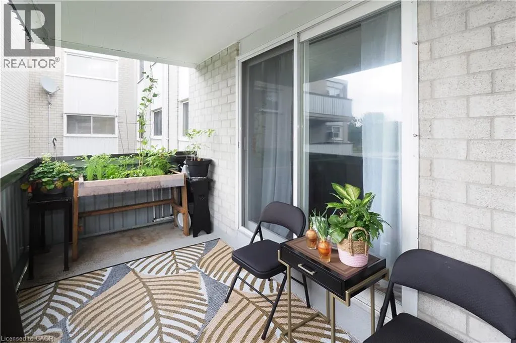 6 WALTON Avenue Unit# 206, #206