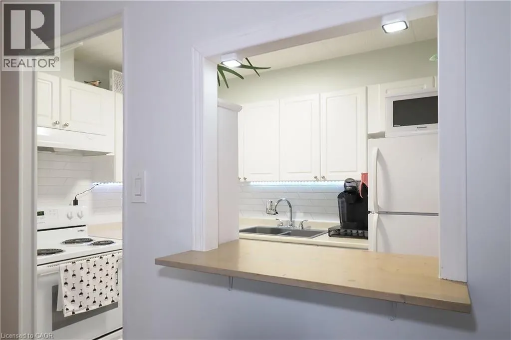 6 WALTON Avenue Unit# 206, #206
