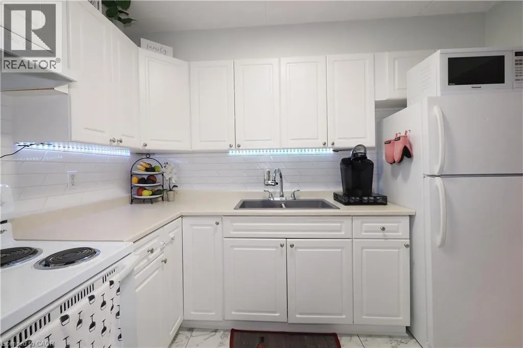 6 WALTON Avenue Unit# 206, #206