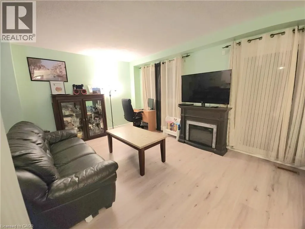 32 MOWAT Boulevard Unit# 8, #8