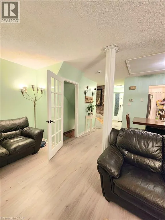 32 MOWAT Boulevard Unit# 8, #8