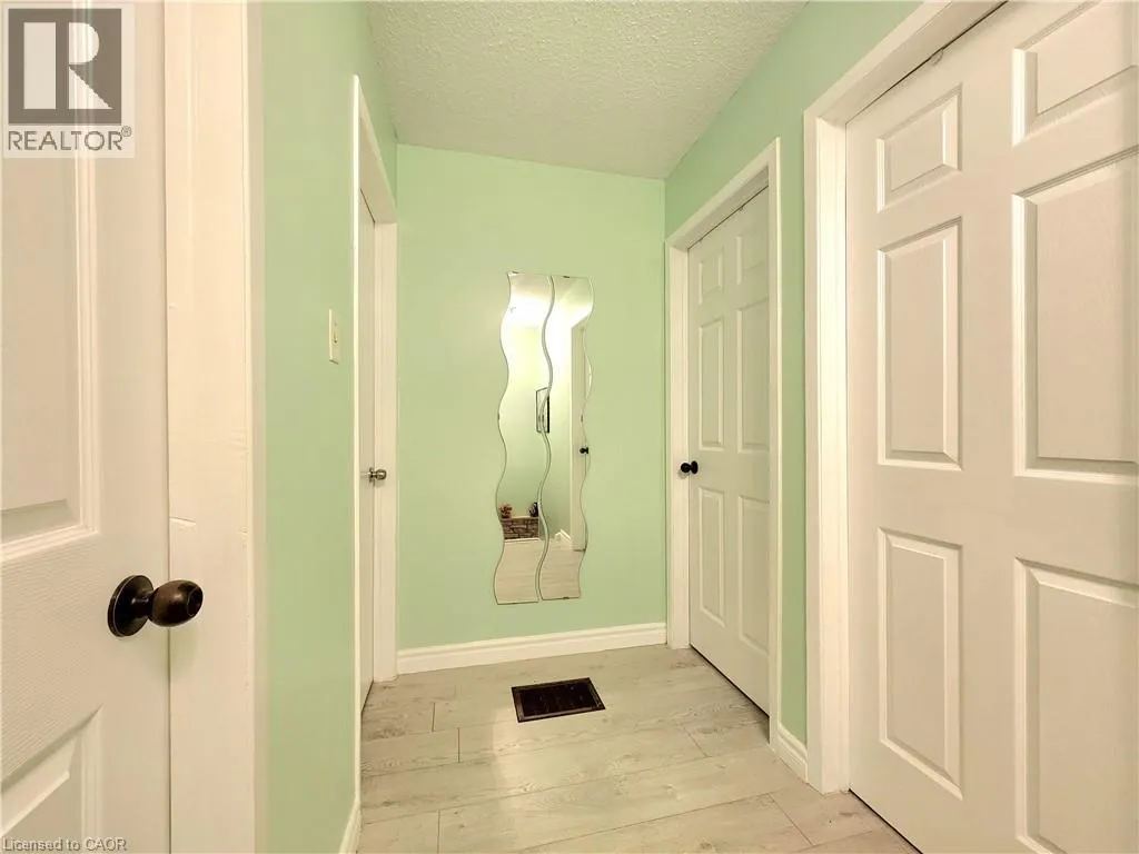 32 MOWAT Boulevard Unit# 8, #8