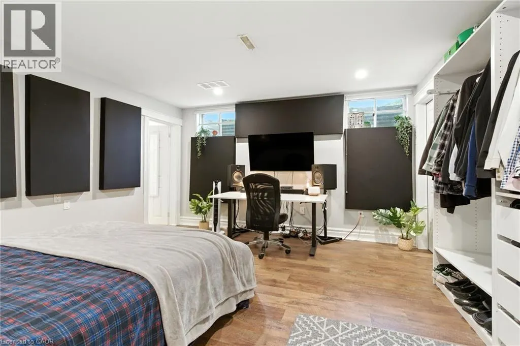 24 MEANDER Close