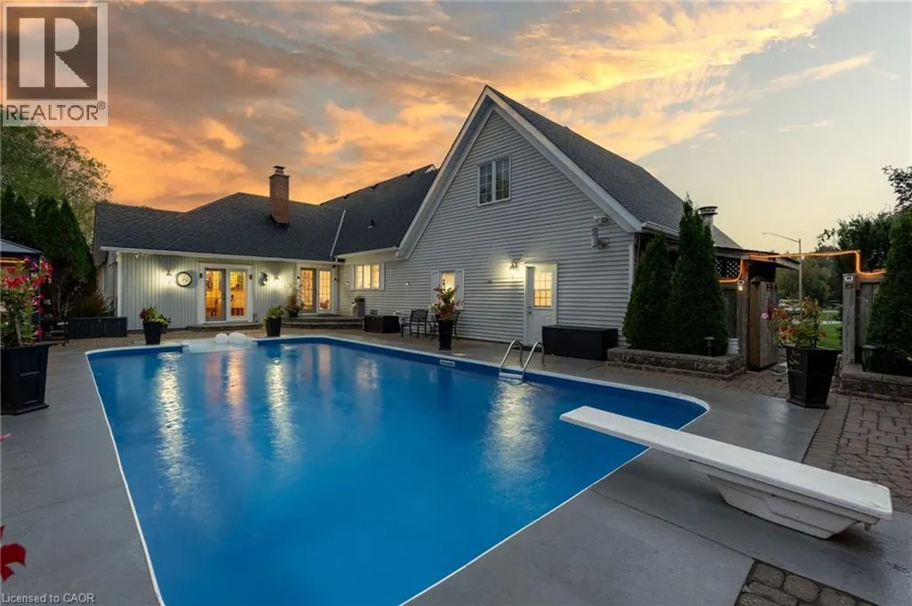 24 MEANDER Close